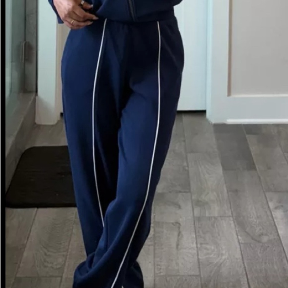 NWT! SPANX AirEssentials® Pique
Straight Leg Pant Small